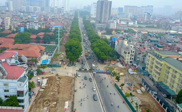 Công trường đường vành đai hơn 8.500 tỷ đồng ở Hà Nội - 2
Tới nay, nhiều đoạn đường đã được trải thảm nhựa, trong khi một số đoạn khác vẫn đang thi công nền. Tiến độ công trìng đạt hơn 50%.