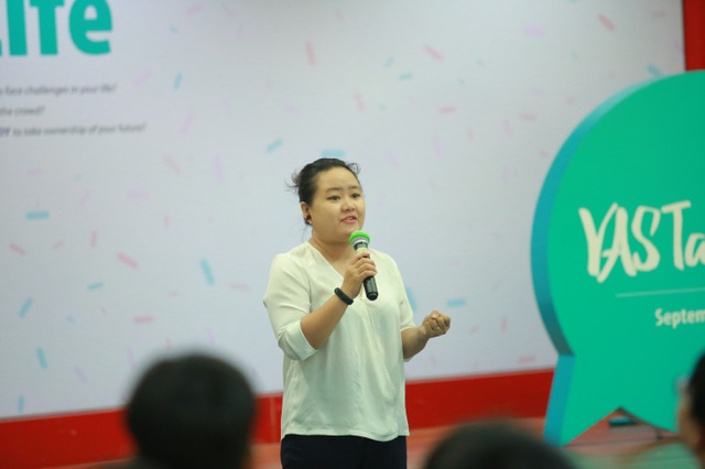 Câu chuyện của cô gái tốt nghiệp đại học năm 19 tuổi - 2 Lê Nguyễn Vân Anh – CEO và founder của FounderGirls thu hút học sinh với câu chuyện tốt nghiệp đại học năm 19 tuổi.