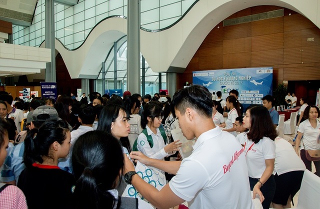 Hàng nghìn người tham dự Ngày hội Du học và Hướng nghiệp Quốc tế - 2
Đông đảo phụ huynh và học sinh đến check in tại ngày hội
