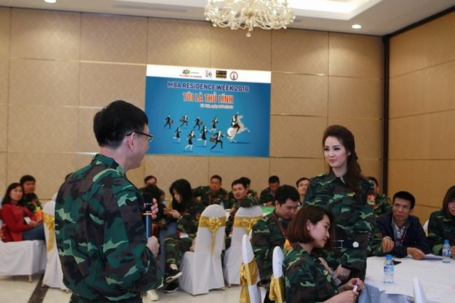FSB công bố quỹ học bổng MBA trị giá 4 tỷ đồng dành cho nhà lãnh đạo tương lai - 2 Á hậu Thụy Vân trong buổi MBA Residence Week năm 2016.