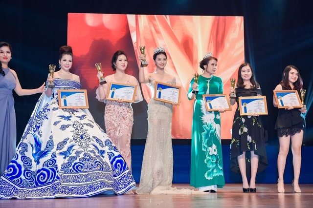 Nữ doanh nhân 21 tuổi được vinh danh trong lễ tôn vinh doanh nhân Sắc - Tâm - Tài 2017 - 2
Nữ doanh nhân 9x Nhật Anh rạng rỡ bên cạnh các đàn chị khi được vinh danh