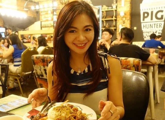 Mẹ 50 tuổi trẻ đẹp như hot girl bị nhầm là bạn gái con trai gây sốt - 2 Mẹ 50 tuổi trẻ đẹp như hot girl bị nhầm là bạn gái con trai gây sốt - 2