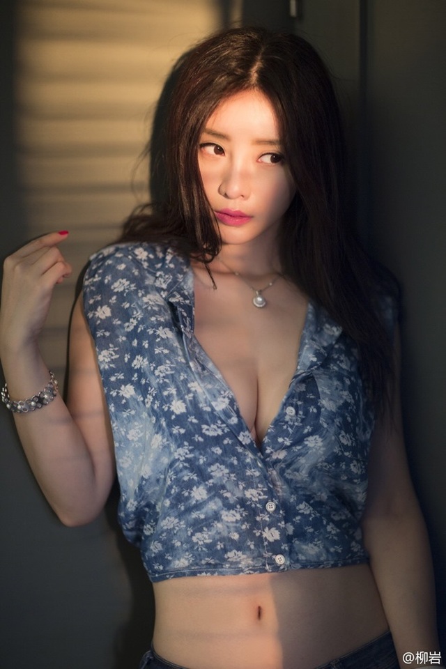 Thiên thần vòng 1 khiến các mỹ nữ showbiz "xanh mặt" khi dự sự kiện - 1 Thiên thần vòng 1 khiến các mỹ nữ showbiz "xanh mặt" khi dự sự kiện - 1