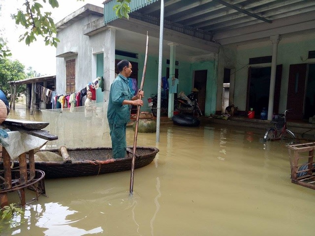 Nhiều vùng vẫn ngập sâu, cảnh sát cứu hỏa giúp dân chống "giặc nước" - 12 Nhiều vùng vẫn ngập sâu, cảnh sát cứu hỏa giúp dân chống "giặc nước" - 12