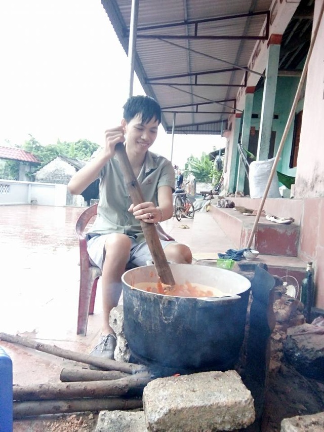 Cô dâu xinh đẹp đẩy xe lăn cho chồng trong đám cưới ở Bắc Giang - 3
Anh Mến hỗ trợ vợ trong công việc hàng ngày.