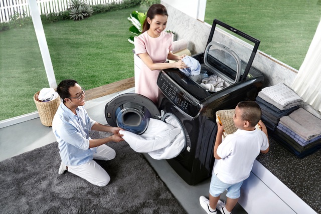 Hoa hậu Thuỳ Lâm: "Tôi tận hưởng việc mặc đẹp mỗi ngày" - 2 Là một fan trung thành của dòng máy giặt Samsung, chồng Thuỳ Lâm không ngần ngại tậu ngay cho vợ máy giặt FlexWash khi vừa ra mắt