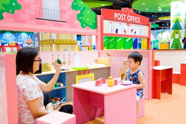 Kinh doanh khác biệt với triết lý “khách hàng là số 1” - 2 Một góc của khu vui chơi được sắp xếp, bố trí như một căn bếp thực tế thu nhỏ với những dụng cụ, nguyên liệu được làm rất tỉ mỉ, tinh tế