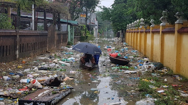 Hàng trăm nhà dân đang bị cô lập trong nước lũ - 8 Đường Tịnh Tâm với lượng rác khổng lồ do lũ đưa về
