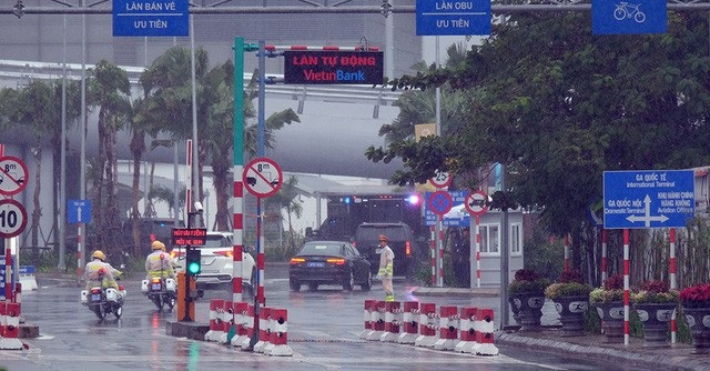2 siêu xe "Quái thú" của Tổng thống Trump lăn bánh trên đường phố Đà Nẵng - 16
Đoàn xe của Mỹ được nhìn thấy đi vào sân bay.