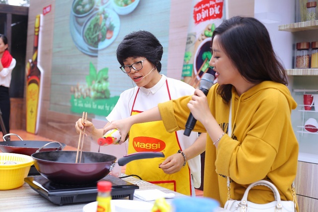 Ấm áp bữa cơm miền Bắc xưa và nay - 2 Hương tự tin cùng nấu món sườn om MAGGI cùng đầu bếp Vũ Ánh Nguyệt. Đây là một trong những món Hương yêu thích vì không khó nấu và vị thơm ngon từ đậu nành lên men tự nhiên của MAGGI luôn rất hấp dẫn