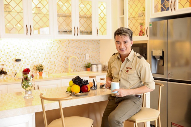 Không khó để nhận biết một căn hộ đúng chuẩn thiết kế "ngôi nhà mơ ước" - 2 Tôi cực kỳ thích lối thiết kế đầy những ô cửa kính thế này. Dù là phòng khách hay phòng ngủ, tôi đều có thể ngắm nhìn không gian xung quanh từ trên cao, cũng như tận hưởng thiên nhiên, gió trời, điều này giúp tôi có một khoảng không thư giãn lý tưởng từ đó có thể tái tạo năng lượng để tiếp tục chiến đấu trên từng cây số với khối công việc khổng lồ mà tôi phải tiếp nhận mỗi ngày, Mr. Đàm - một trong những người sở hữu căn hộ tại New City chia sẻ.