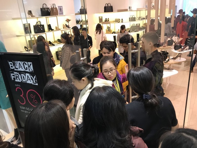 "Vỡ trận" Black Friday: Đóng cửa chối khách, chị em luồn khe chui vào - 3
Nhân viên chỉ mở cửa cho khách vào nhỏ giọt