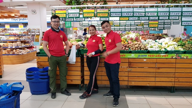 Phượt xuyên Việt bằng xe máy và chỉ mang theo đúng 23.000 đồng - 2 Không mang tiền mặt nhưng cả ba vẫn dễ dàng mua sắm thực phẩm, chi trả phí ăn nghỉ, xăng xe qua ứng dụng Samsung Pay.