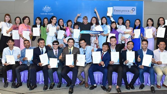 Ba người khuyết tật nhận học bổng du học Australia - 3
Các tân học viên nhận học bổng 2017 và bà Karen Lanyon Tổng Lãnh Sự Úc tại HCM