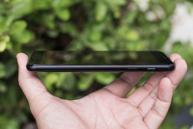 Samsung đưa chiến lược mới thông qua dòng Galaxy J - 2 Sự liền lạc của mặt kính 2.5D và hợp kim nhôm nguyên khối trên Galaxy J7+.