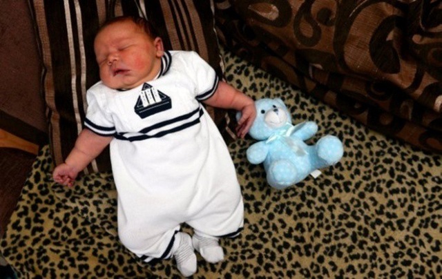 Ngắm em bé sơ sinh nặng 5,7 kg siêu dễ thương - 2 Brodey có trọng lượng tương đương một quả bóng bowling