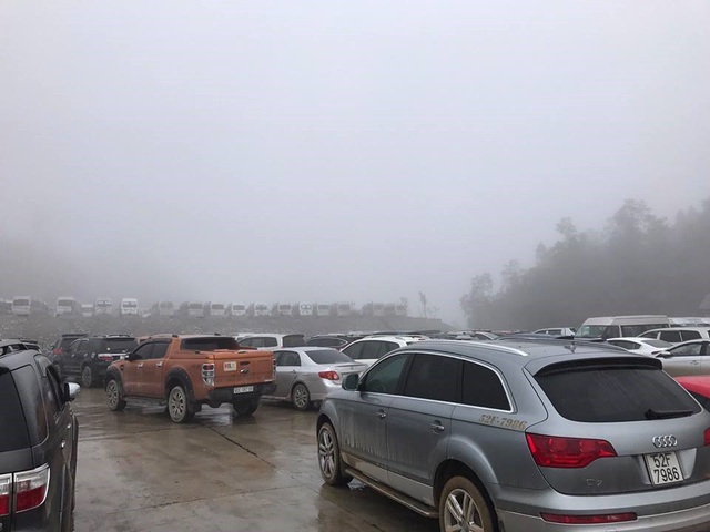 Sapa chìm trong biển người, 3 tiếng di chuyển được 30km - 3 Sapa chìm trong biển người, 3 tiếng di chuyển được 30km - 3