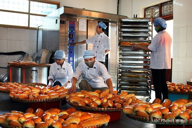 Khoảnh khắc chân thật về cuộc sống của những người thợ mỏ ở Quảng Ninh - 23 Sản xuất bánh mì phục vụ thợ mỏ Vàng Danh