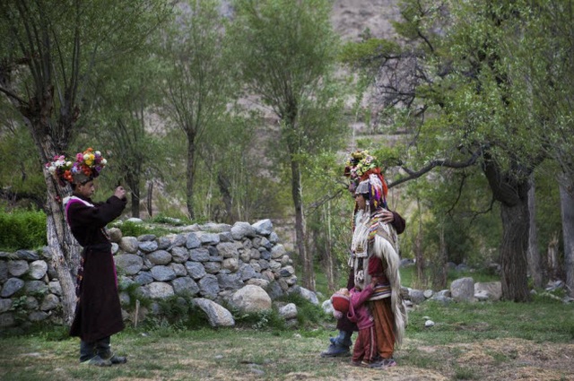 Bí ẩn về bộ tộc thoải mái đổi vợ sống trên dãy Himalayas - 8 Bí ẩn về bộ tộc thoải mái đổi vợ sống trên dãy Himalayas - 8