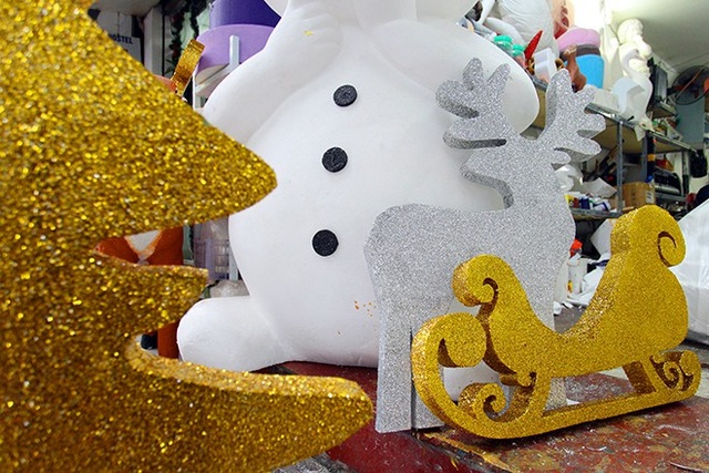 “Nặn” người tuyết, nghề độc lạ ở Thủ đô mùa Noel - 8 “Nặn” người tuyết, nghề độc lạ ở Thủ đô mùa Noel - 8