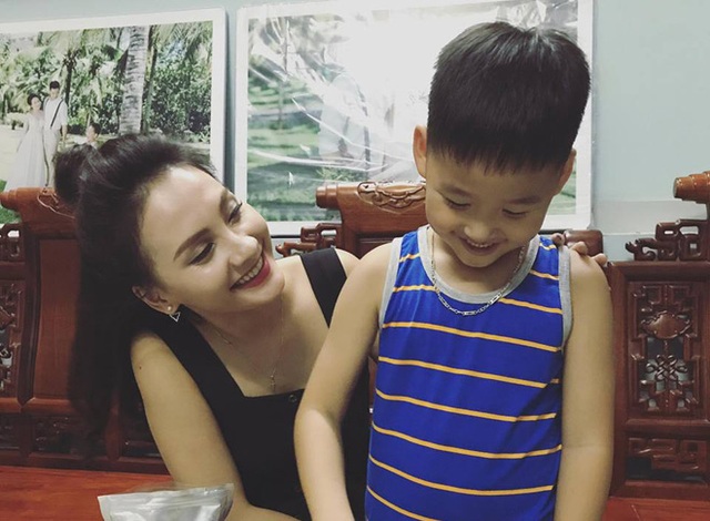 Chốn đi về sang giàu của 4 mỹ nhân hot nhất "Người phán xử" - 9 Hai mẹ con Bảo Thanh chụp hình tại phòng khách của nhà cũ