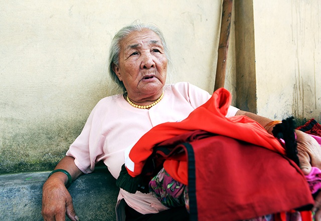 Đầu bạc, lưng còng len lỏi mưu sinh khắp Thủ đô - 9 Đầu bạc, lưng còng len lỏi mưu sinh khắp Thủ đô - 9