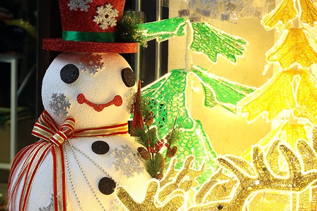“Nặn” người tuyết, nghề độc lạ ở Thủ đô mùa Noel - 10 “Nặn” người tuyết, nghề độc lạ ở Thủ đô mùa Noel - 10