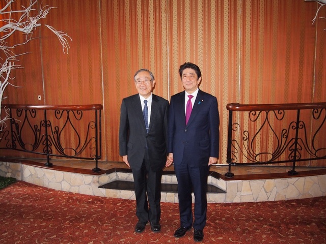 Hiệu Trưởng Trường Đại học Việt Nhật Furuta Motoo và Thủ tướng Nhật Bản Shinzo Abe