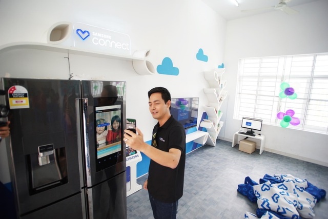 Phan Anh tiếp tục là "người vận chuyển" trong dự án kết nối yêu thương - 3 Phan Anh tiếp tục là "người vận chuyển" trong dự án kết nối yêu thương - 3