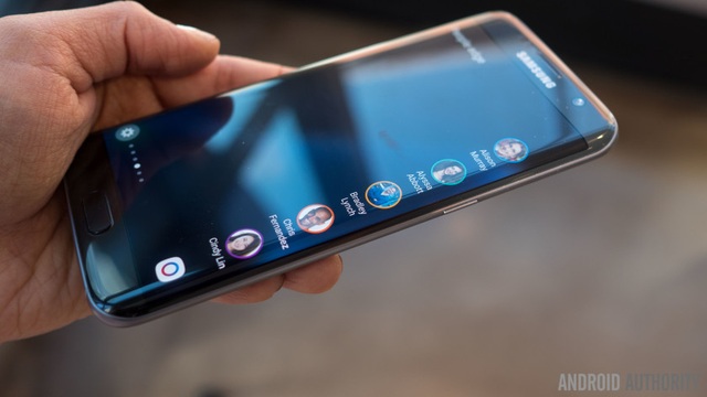 Vắng Galaxy S8, MWC 2017 kém vui? - 3 Galaxy S7 edge đã hoàn thành xuất sắc trong nhiệm kỳ 2016-2017 của mình (Ảnh: Android Authority)