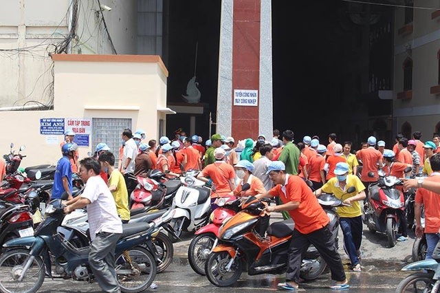 3 tỉnh lân cận điều lực lượng sang Cần Thơ hỗ trợ dập lửa - 20 Hàng ngàn công nhân đã được di dời ra khỏi hiện trường