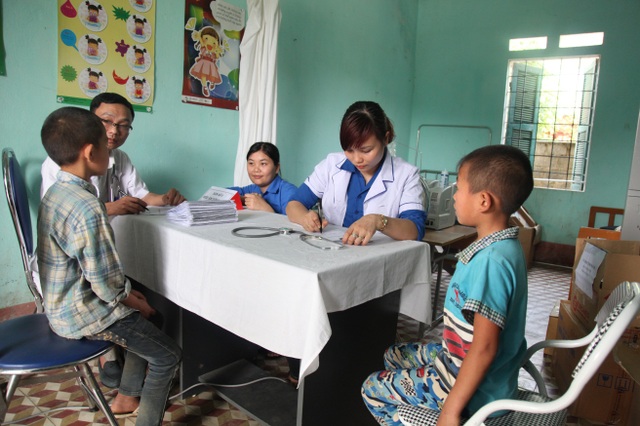 
			Bác sĩ, Đoàn Thanh niên Bệnh viện đa khoa huyện Bảo Thắng khám, phát thuốc cho học sinh
			