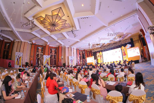 Sao Việt “khoe” bí quyết bổ sung 50% lượng canxi hàng ngày cho con - 3 Không chỉ các sao Việt mà đông đảo phụ huynh cũng đưa con đến thử sữa trong ngày hội Nestlé Việt Nam ra mắt sản phẩm sữa nước mới.
