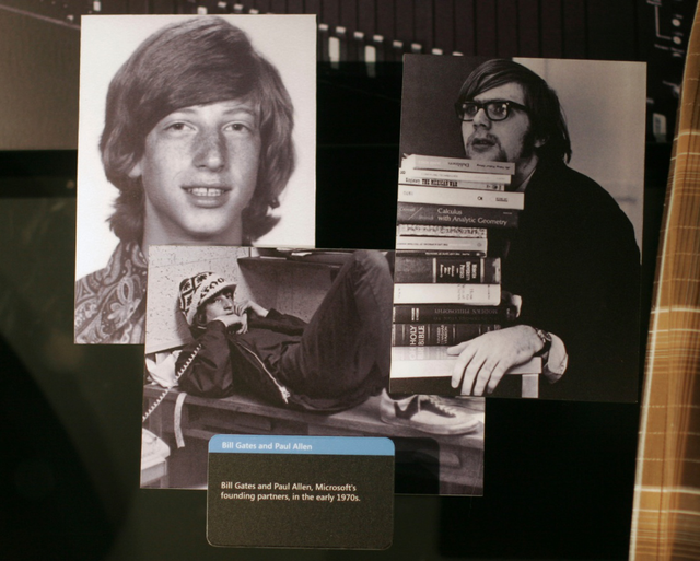 Tỷ phú Bill Gates nhắn gửi đến các sinh viên vừa tốt nghiệp năm 2017 - 3 Hình ảnh của Bill Gates (trái) và Paul Allen - người sáng lập Microsoft vào đầu những năm 1970 được trưng bày tại Trung tâm Truy cập của Microsoft ở Redmond, Washington. (Ảnh: Getty Images)