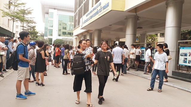 Đề thi Toán vào lớp 10 Chuyên ĐH Sư phạm Hà Nội: Khó và lắt léo - 3 Thí sinh phấn khởi vì hoàn thành môn thi bắt buộc đầu tiên vào trường.