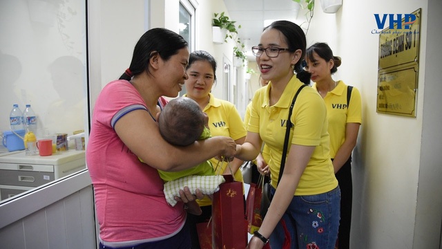 Tết thiếu nhi: “VHPGroup - Thắp sáng nụ cười em” - 4 Những món quà tuy nhỏ nhưng đã mang đến niềm vui lớn cho các bé và cả gia đình