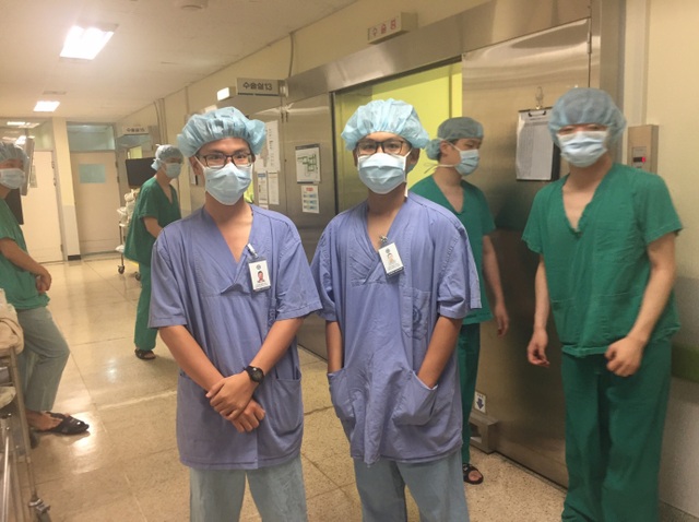 May mắn cho ai được đi thực tập tại ĐH Yonsei - 3 Sinh viên Y TTU chuẩn bị sẵn sàng để vào phòng mổ cùng các bác sĩ Nhi khoa bệnh viên Wonju.
