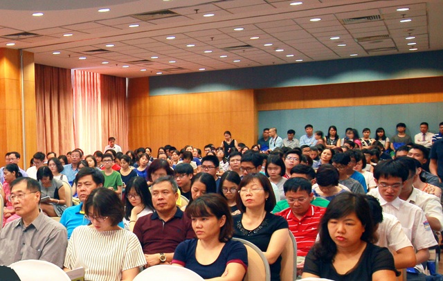 Những ngộ nhận khiến học sinh Việt “tuột” cơ hội giành học bổng Mỹ! - 3
Đông đảo phụ huynh, học sinh tham dự buổi giao lưu.