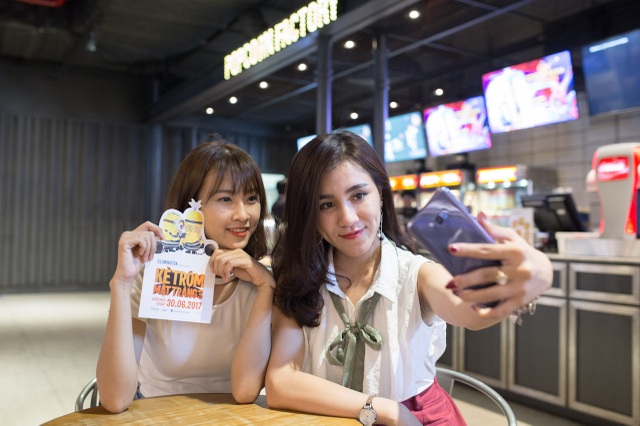 Cuộc sống thay đổi như thế nào từ khi có Galaxy S8? - 3 Võ Ý Nguyện (bìa phải) mở khoá trong tích tắc với bảo mật mống mắt trên Galaxy S8