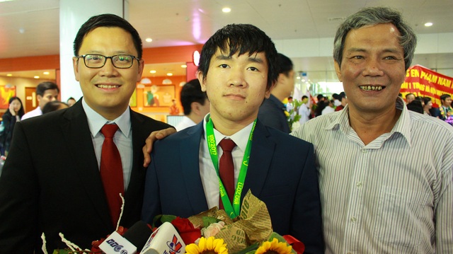 Ước mơ đặc biệt của Thủ khoa Olympic Toán Quốc tế - Hoàng Hữu Quốc Huy - 3 Từ trái qua phải: Thầy giáo Lê Anh Vinh (Trưởng đoàn IMO Việt Nam 2017), Quốc Huy và thầy Hiệu trưởng Lê Quốc Hùng.