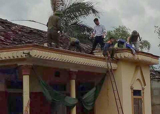 Những hình ảnh thiệt hại đầu tiên do bão số 4 gây ra - 10 Chính quyền địa phương và người dân nhanh chóng khắc phục hậu quả sau khi cơn lốc đi qua.