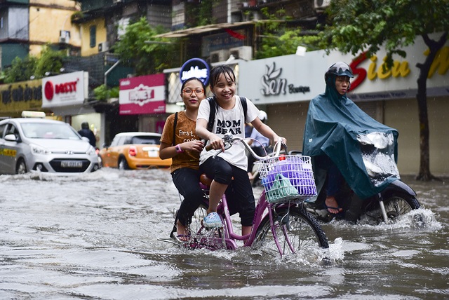 Mưa hơn một giờ, phố lớn Hà Nội lại thành sông - 3
Nhiều người vẫn cố gắng đi qua đoạn đường ngập, trong khi nước rút chậm.