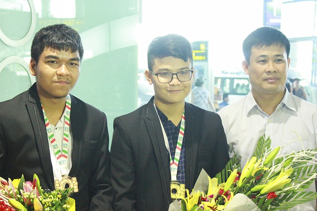 Thí sinh Đông Nam Á duy nhất giành HCV Olympic Tin học Quốc tế 2017 - 3 Lê Quang Tuấn(giữa) với 3 lần đạt huy chương tầm quốc tế.