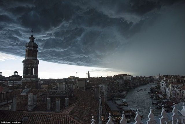 “Đám mây ngày tận thế” bao trùm thành phố xinh đẹp Venice - 4
Bộ phim nói về việc Trái Đất bị phi thuyền của người ngoài hành tinh xâm chiếm. (Nguồn: Roland Hoskins)