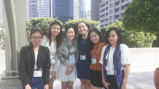 “Đại học Tân Tạo không hoàn hảo” - 3 Võ Thị Hoài Thương (áo vàng) cùng các bạn sinh viên quốc tế tham dự Hội nghị trao đổi sinh viên Asian Pacific Youth Exchange diễn ra tại Ngân hàng Phát triển Châu Á (ADB) năm 2016.