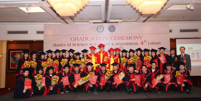 Học viện Tài chính tuyển sinh thạc sỹ Tài chính & Đầu tư - 5 Tân Thạc sỹ Tài chính và Đầu tư khóa 4 hân hoan nhận Bằng Thạc sỹ - tháng 4/2017.
