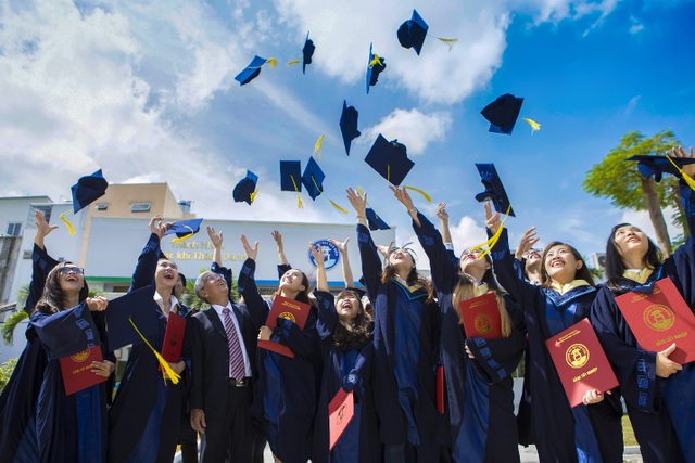 Trường Đại học Văn Hiến mang niềm vui đến tân sinh viên nghèo - 3 Trường Đại học Văn Hiến mang niềm vui đến tân sinh viên nghèo - 3