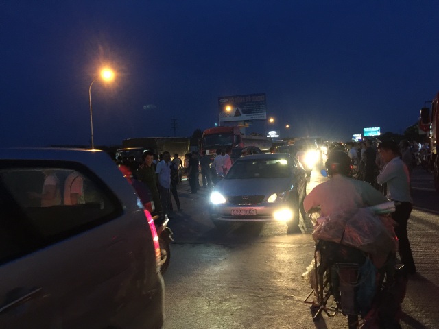 Tài xế dùng tiền lẻ mua vé qua trạm thu phí, quốc lộ 5 tắc dài - 4 Người dân phản đối việc thu phí trên Quốc lộ 5