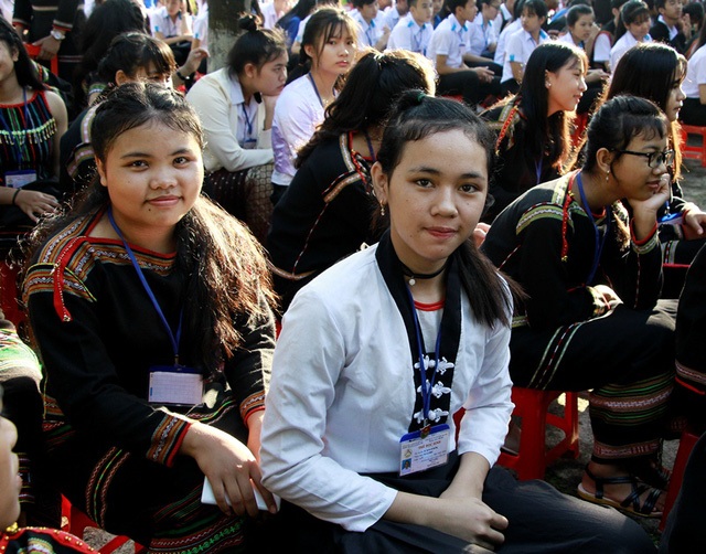 Nụ cười rạng rỡ của học sinh dân tộc thiểu số trong lễ khai giảng - 8 Các nữ sinh rạng rỡ