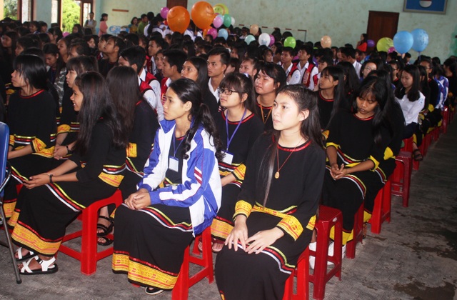 Nụ cười rạng rỡ của học sinh dân tộc thiểu số trong lễ khai giảng - 15
Những em học sinh trường THPT DT Nội trú tỉnh Gia Lai tham dự lễ khai giảng năm học mới (ảnh Phạm Hoàng)